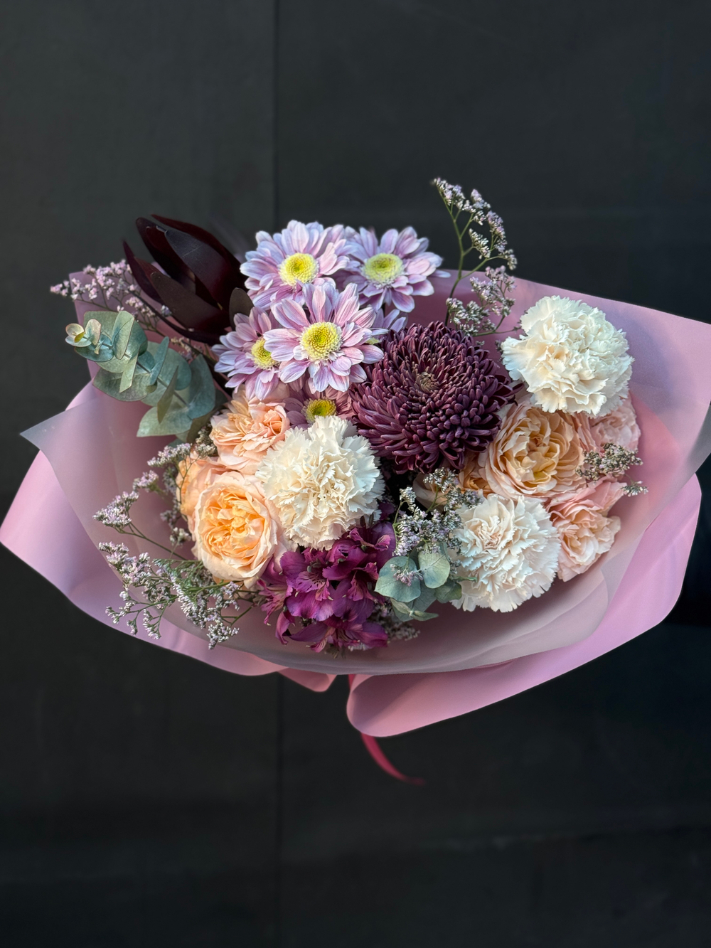 Букет из микса хризантем, кустовой розы, диантусов и альстромерии