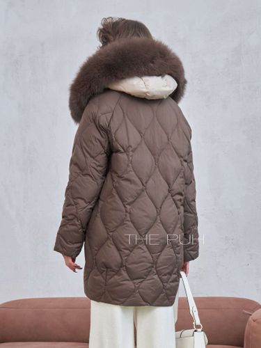 Коричневый стеганый пуховик с капюшоном и мехом песца