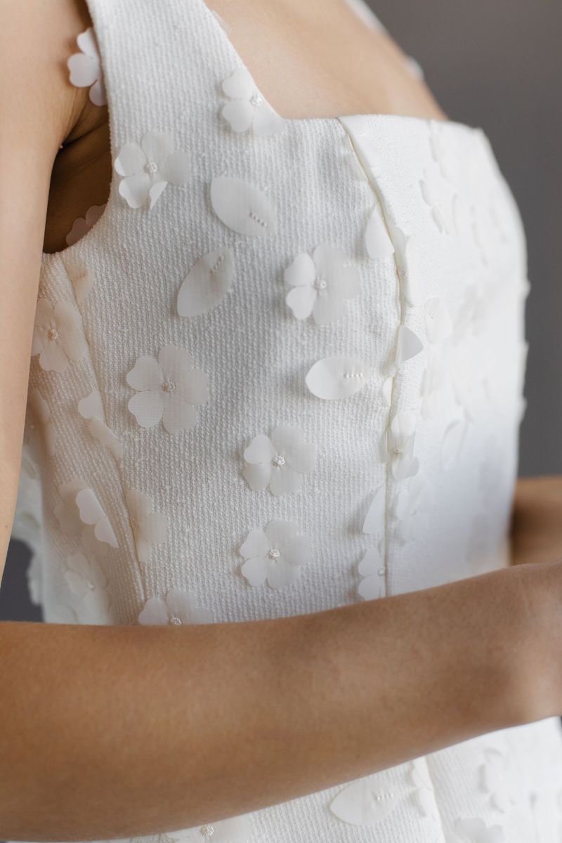 Платье из твида на лямках мини молочное с цветами