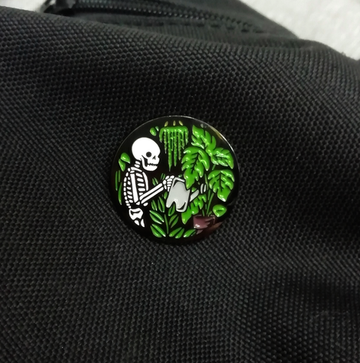 Металлический пин "Скелет и растения"