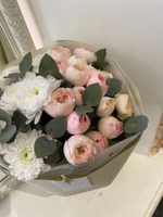 Авторский букет с хризантема, кустовая пионовидная роза и зелень эвкалипта в оформлении