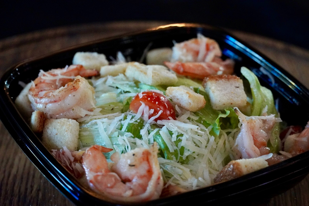 Салат цезарь с креветками 300гр.