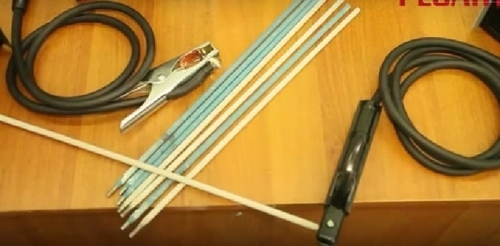 Сварочный аппарат инверторный САИ 220К (компакт)