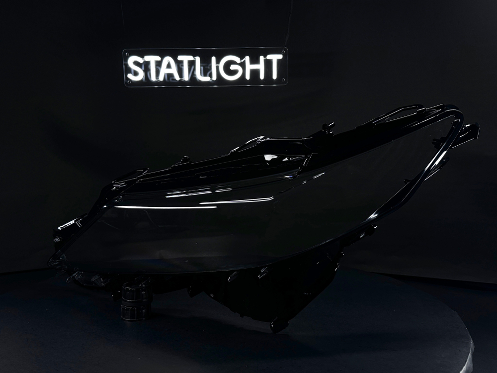 Левое стекло фары Toyota Camry XV70 рест 2017-2020