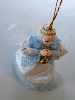 Кукла-подвеска "Летящий ангелочек с трубой"