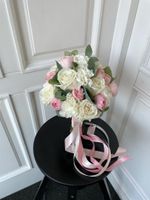 Свадебный букет из одноголовых роз, диантусов, кустовых пионовидных роз и эвкалипта