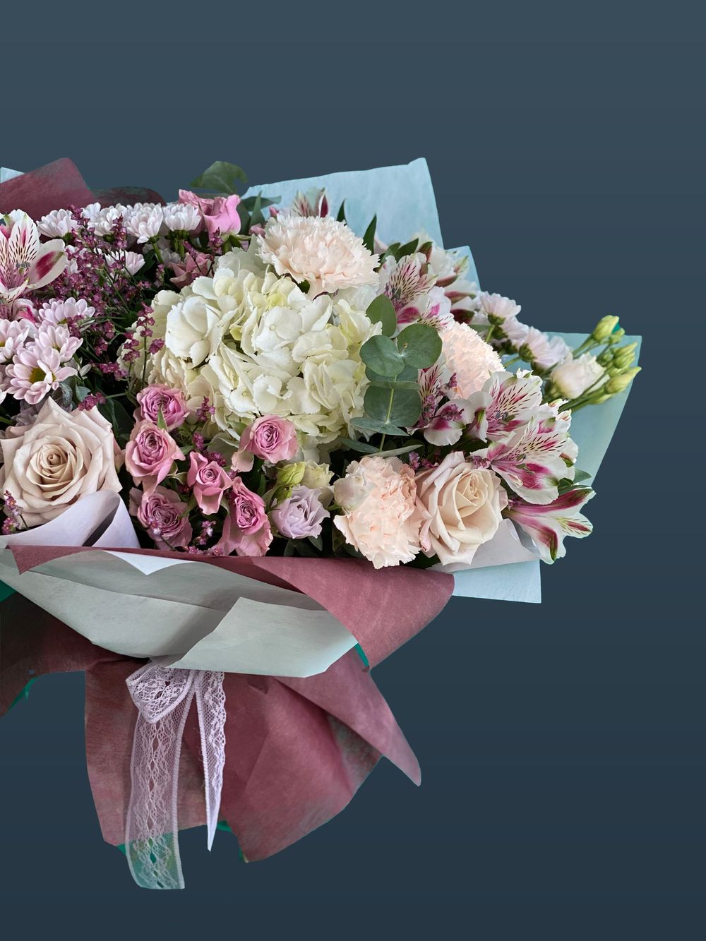 Букет красно синий крафт