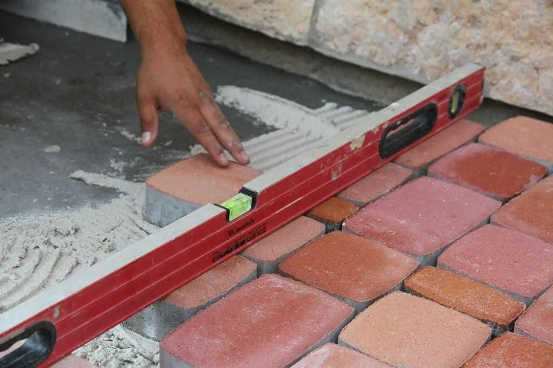 Можно ли укладывать тротуарную плитку на бетон