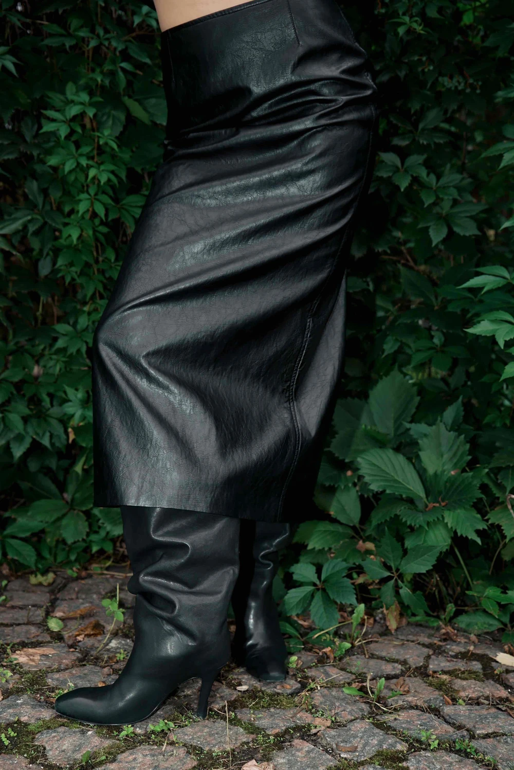 Утепленная юбка миди из экокожи