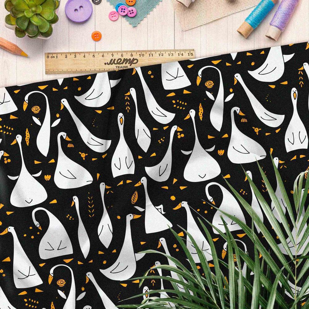 Ткань блэкаут толпа гусей на черном