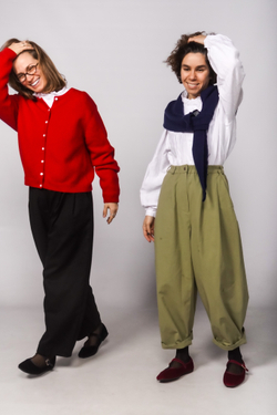 Брюки-бананы из хлопка оливкового цвета