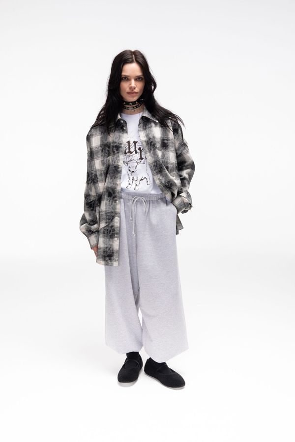 Спортивные штаны Kraizy Stripes Logo Heart серые - фото 6