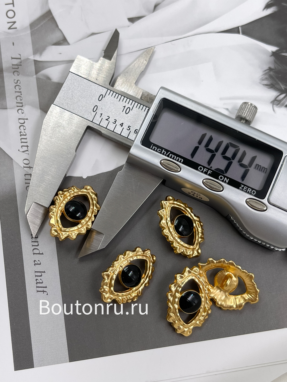 Пуговицы Скиапар. в форме глаза с черной эмалью матовое золото