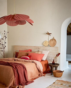 Нежный и легкий подвесной светильник в форме лепестков.