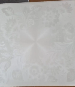 Плитка потолочная из пенополистирола экструдированная с рисунком бело серая