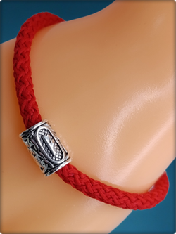 Браслет "Руна Феху" (22см) красный текстиль.