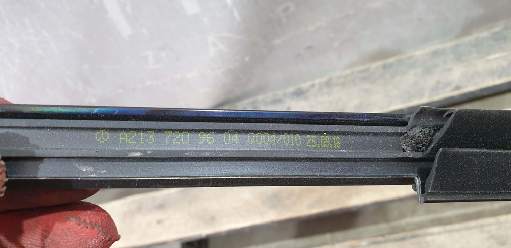 Молдинг двери передней правой Mercedes E (W213) 16-нв Б/У Оригинал A2137209604