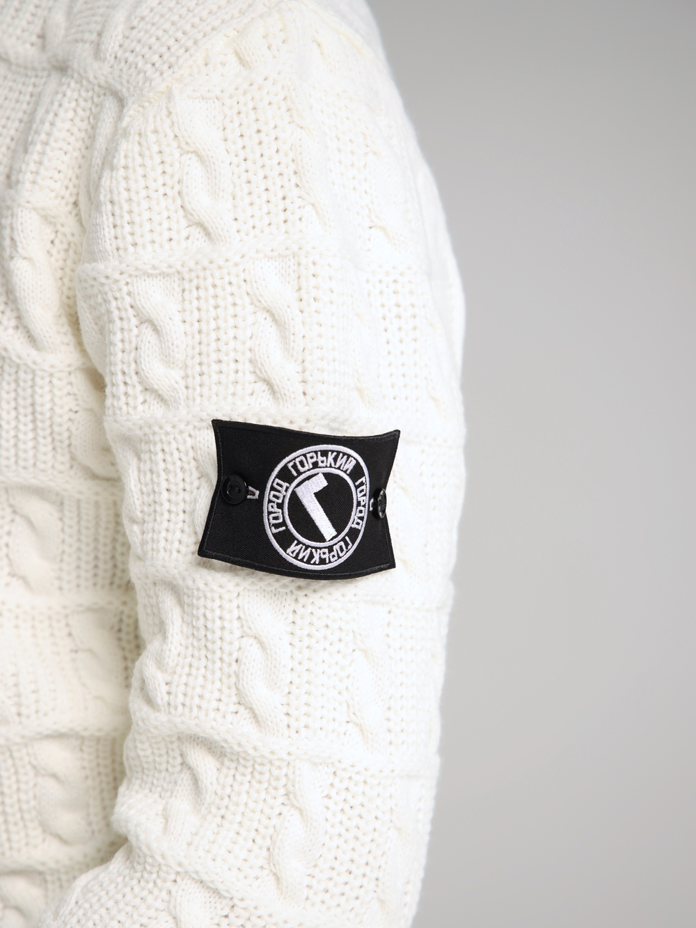 Свитер с патчем Город Горький белый