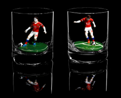 Подарочный набор из двух бокалов для виски в ореховой упаковке. «Футболисты. Два игрока».