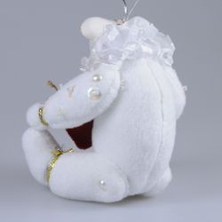 Ёлочная игрушка Белый медвежонок с сердечком