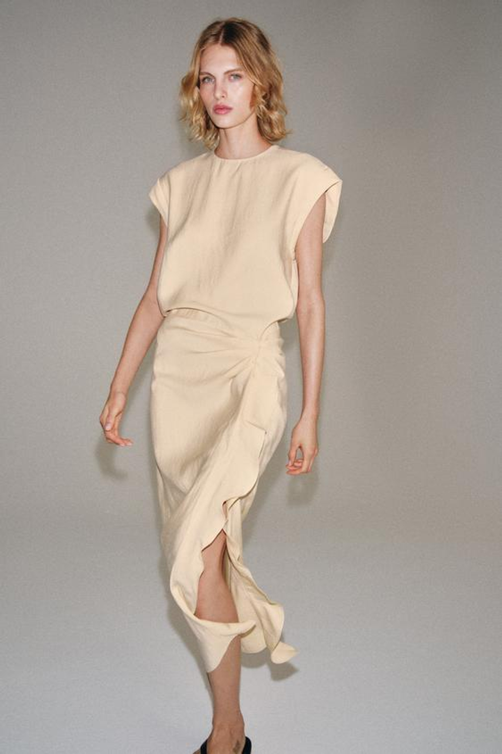 ZARA ПЛАТЬЕ МИДИ С ВОЛАНАМИ — ZW COLLECTION, ЦВЕТ СЛОНОВОЙ КОСТИ