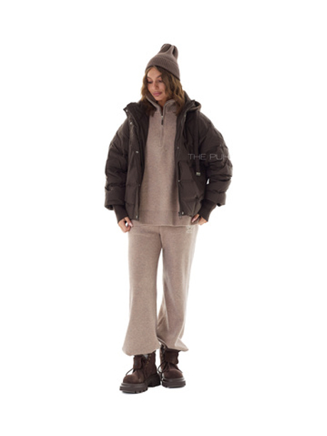 Тонкий пуховик с вязаным капюшоном в цвете шоколад