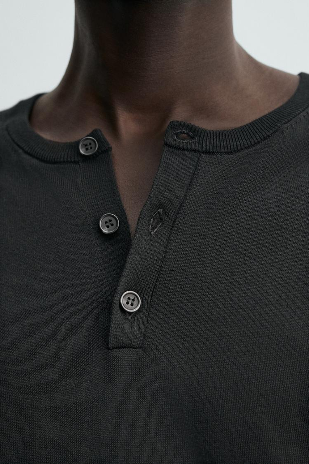 ZARA ФУТБОЛКА С ВОРОТНИКОМ НА ПУГОВИЦАХ, ЧЕРНЫЙ