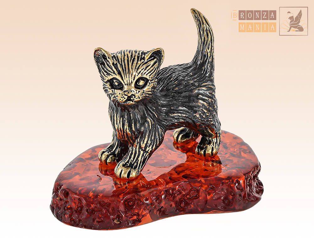 фигурка Котёнок стоит на янтаре