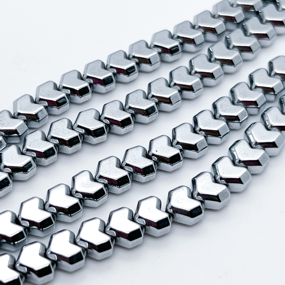 Гематит Сердце бусины (имитация), цвет серебристый, размер около 8*6,5 мм, цена за 16-17 шт (1/4 нити)