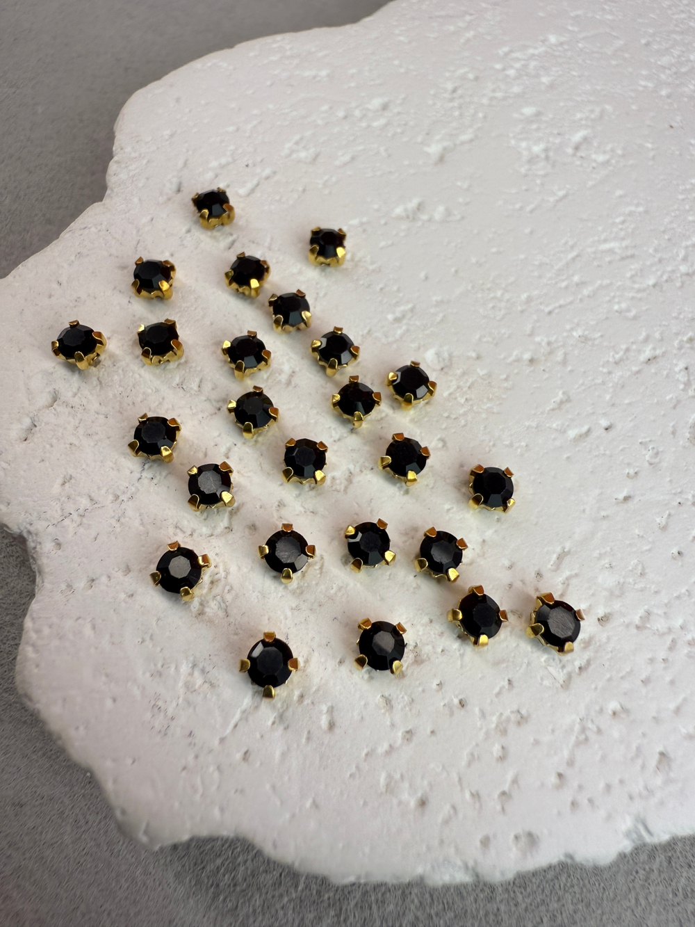 Шатоны 4 мм, Черный в золоте, 25 шт