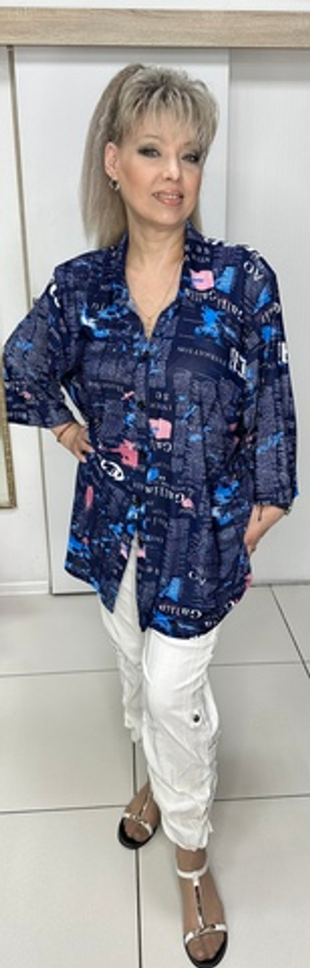 Рубашка-туника с газетным принтом в темно-синей гамме