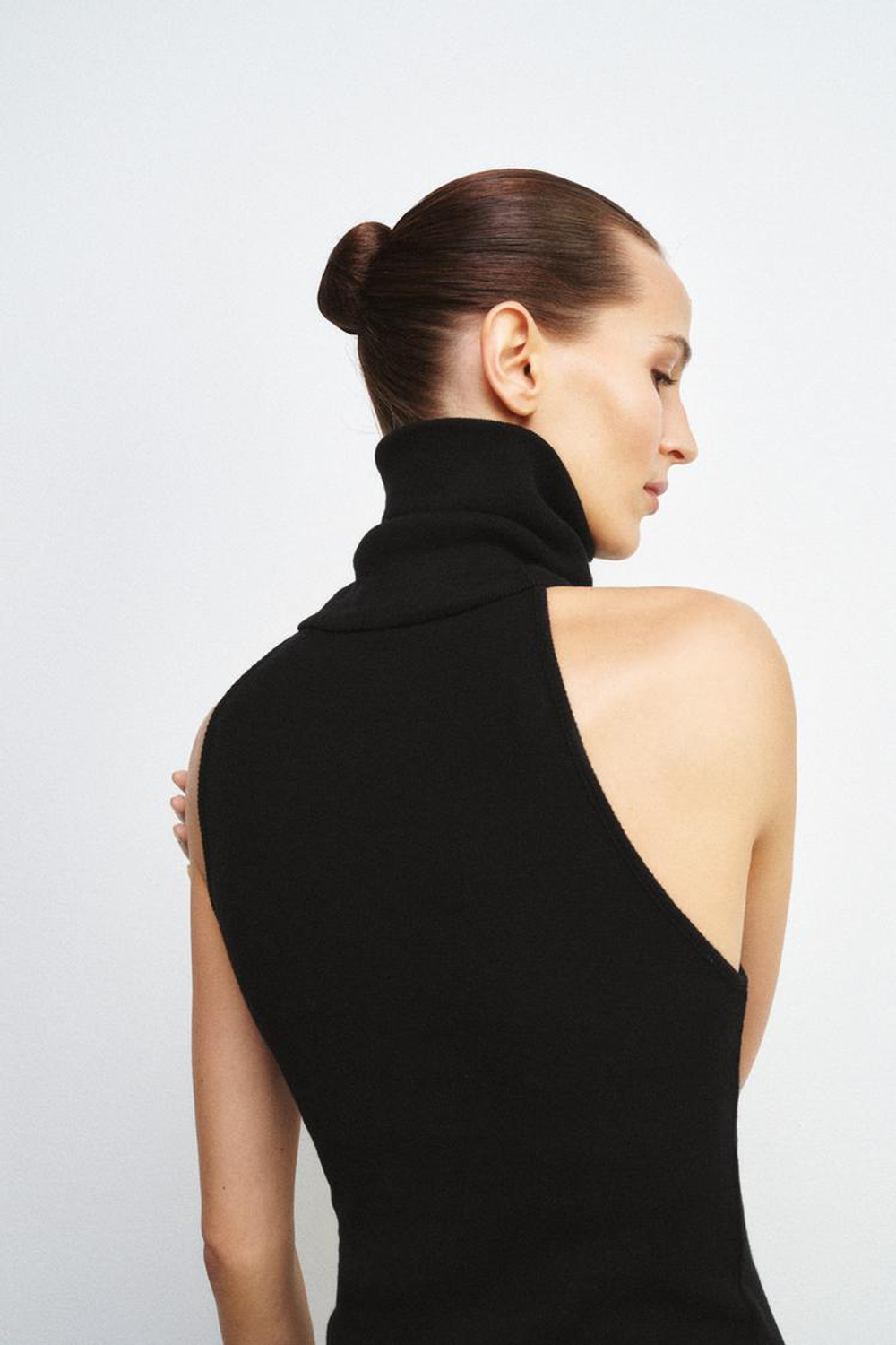 ZARA ТОП С ВЫСОКИМ ВОРОТНИКОМ БЕЗ РУКАВОВ, ЧЕРНЫЙ