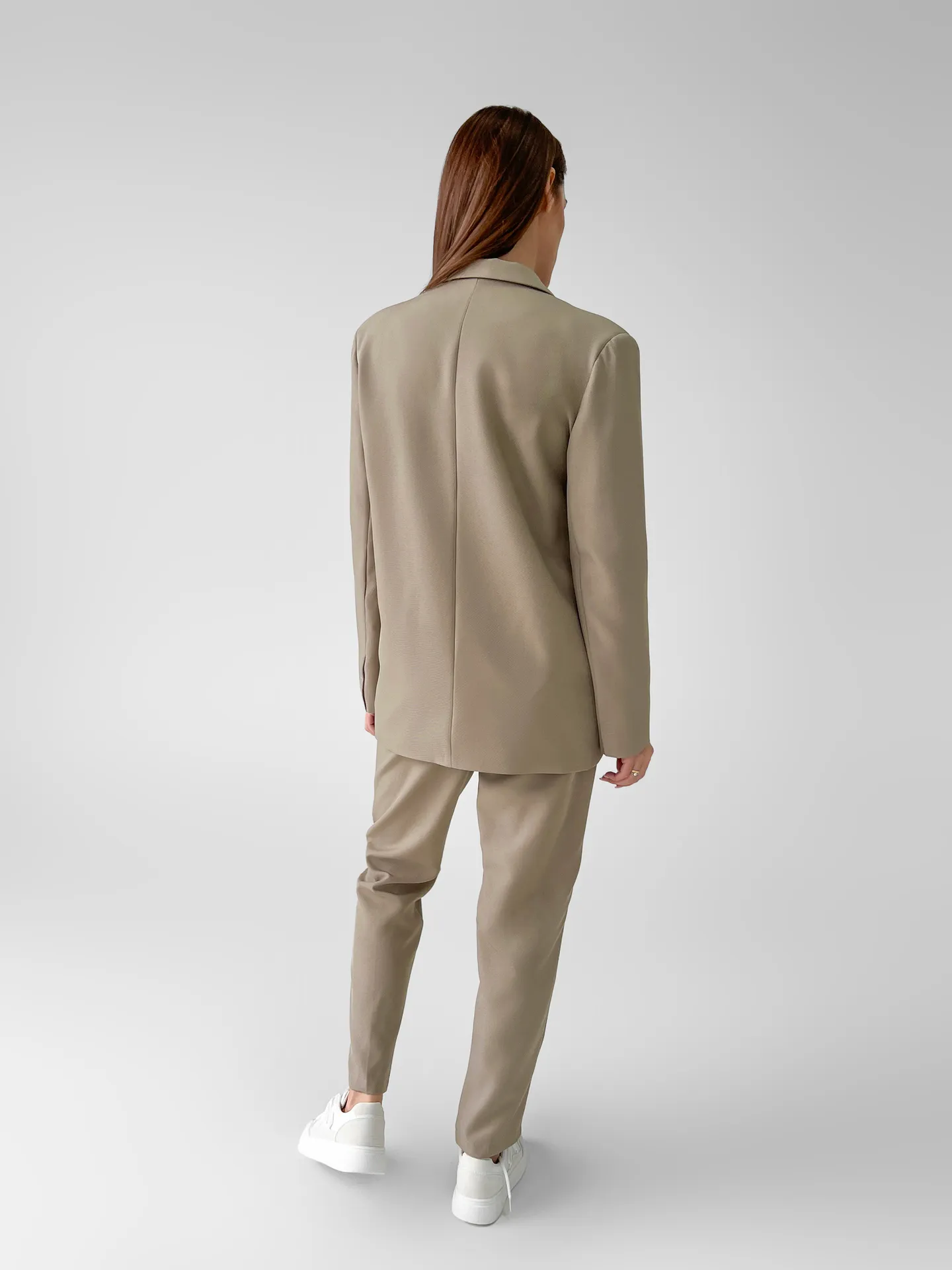 Костюм классический Bony 1140.4 из свободного пиджака на завязках с цепочкой и зауженных брюк на резинке