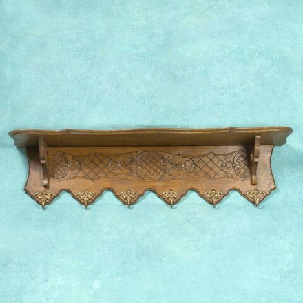 Настенная вешалка с геометрической резьбой и латунными крючками в неоклассическом стиле