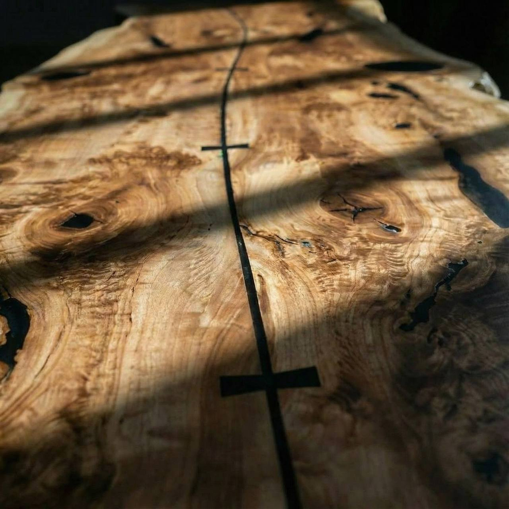 Стол тополь с фигурным сростком эпоксидной смолы бабочками