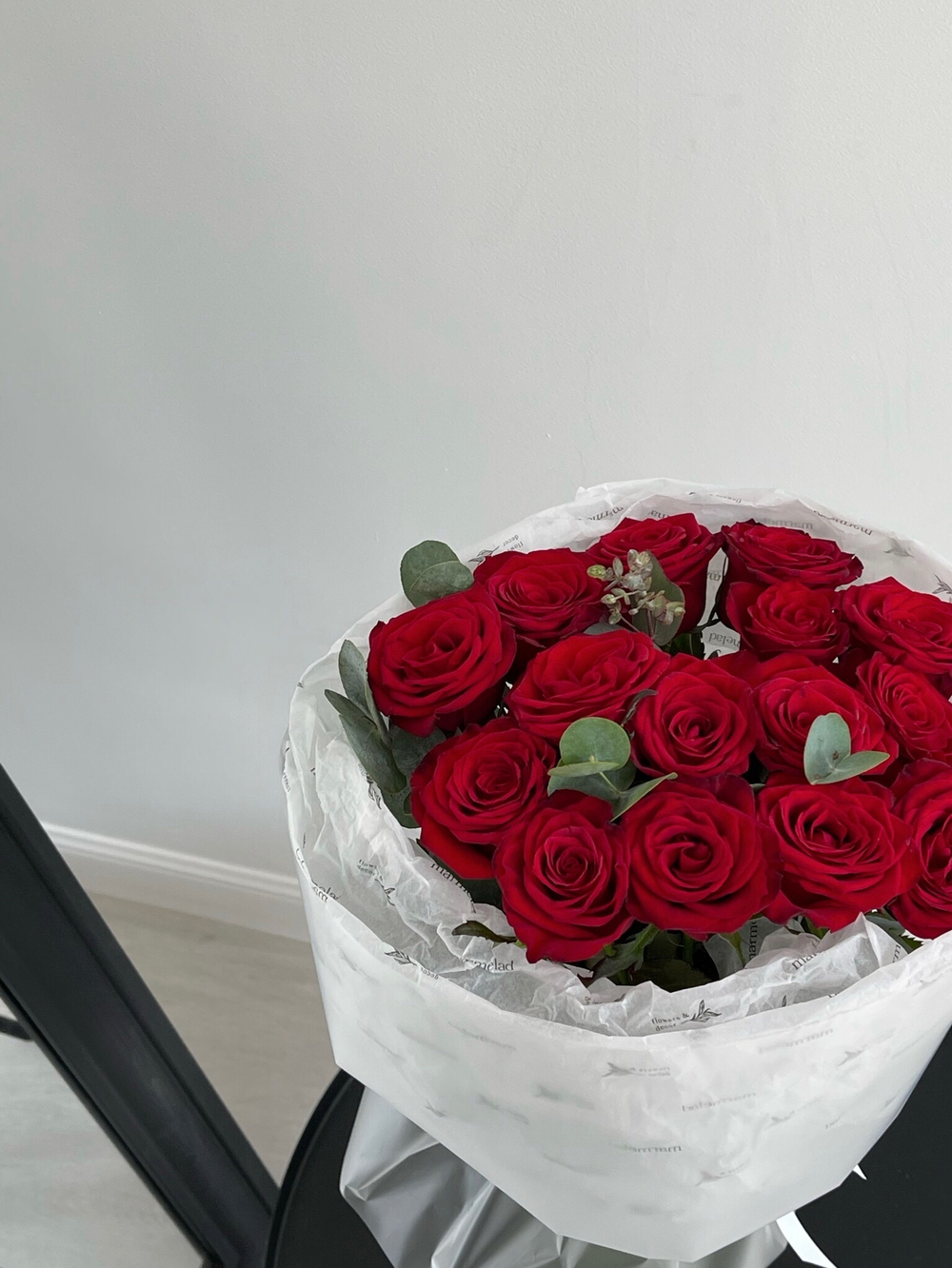 Букет 15 красных роз в оформлении