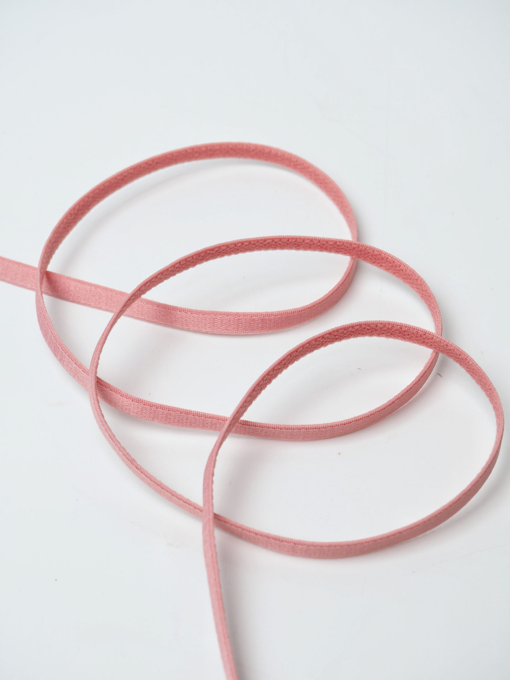 Резинка бретелечная коралловый миндаль узкая глянцевая 5 мм