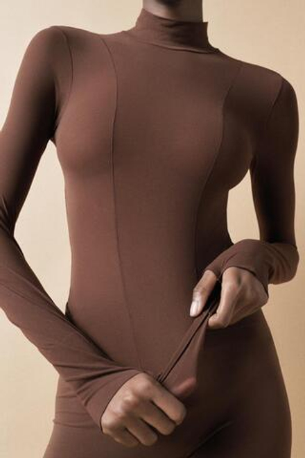 ZARA ТОП ОБЛЕГАЮЩЕГО КРОЯ С ДЕКОРАТИВНОЙ СТРОЧКОЙ, КАРАМЕЛЬНЫЙ