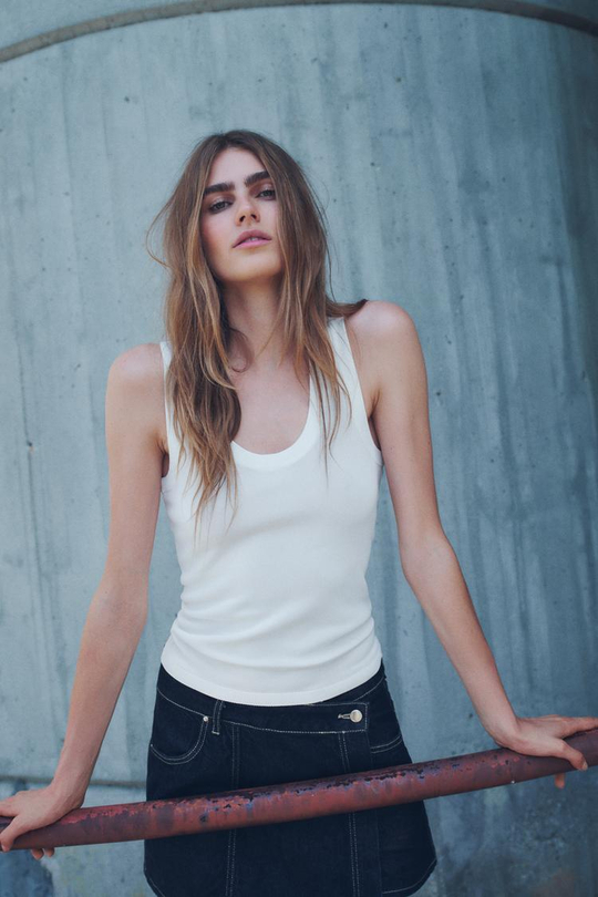 ZARA БАЗОВЫЙ ОДНОТОННЫЙ ТРИКОТАЖНЫЙ ТОП, БЕЛЫЙ
