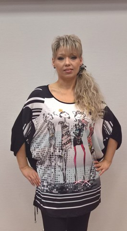 Лентяя туника с ярким оригинальным принтом