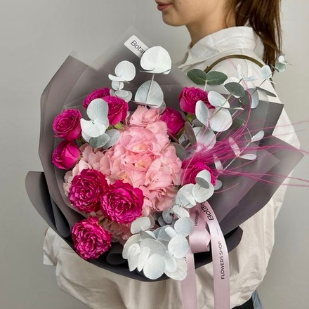 Ягодный букет с гортензией и пионовидной розой 2607202529