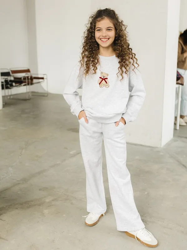 Девочка в серых брюках из футера артикул 6491, оптом без рядов