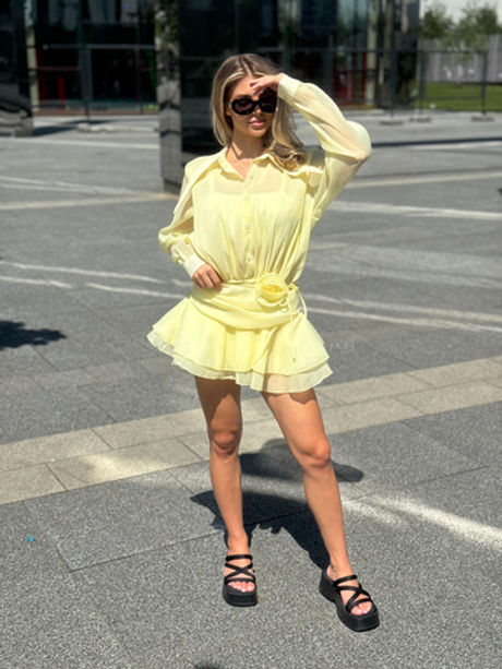 Желтое шифоновое платье-блузка с розой