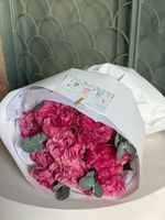 Букет из яркой одноголовой розы и эвкалипта 9 шт