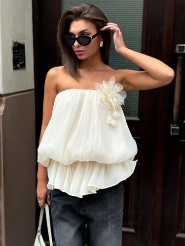 Объемный бежевый топ из шифона с брошью