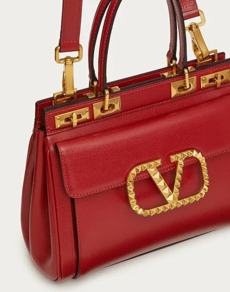 Средняя сумка с ручкой Valentino Rockstud Alcove из зернистой телячьей кожи красный