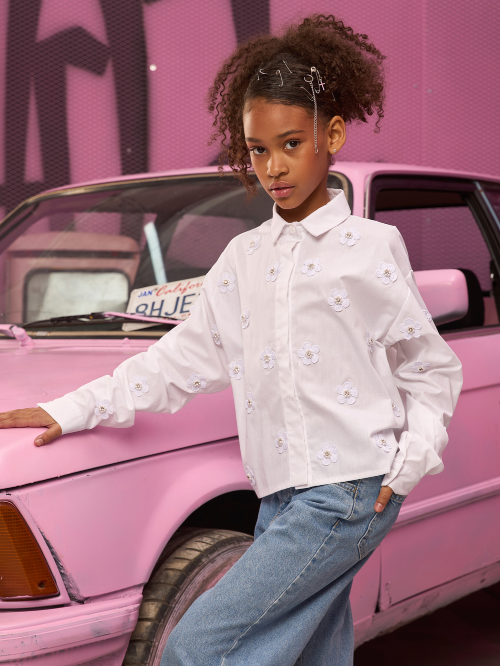 Рубашка для девочки белая с цветочками укороченная