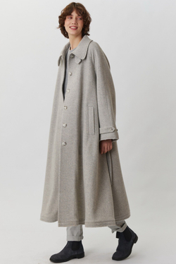 Объемное пальто светло-серого цвета в елочку