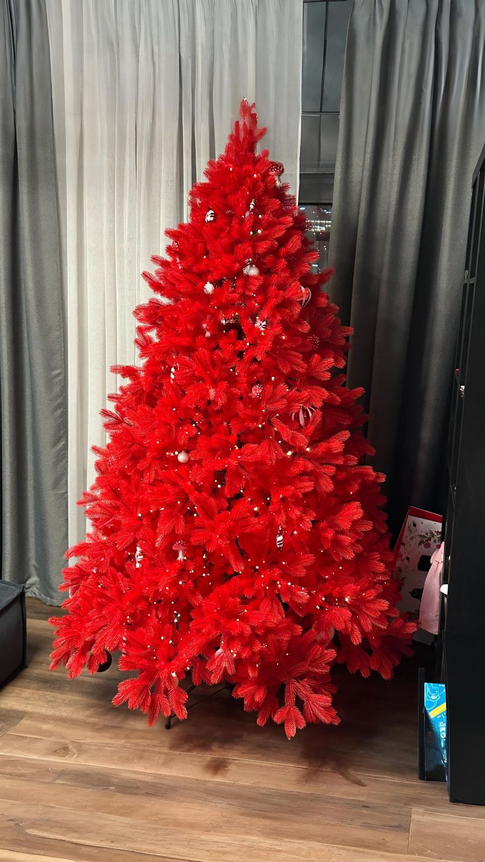 Искусственная елка «Королева леса в Красном» (литая хвоя) от 1,2 м до 3 м