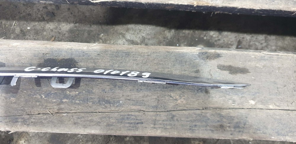 Молдинг решетки радиатора левый нижний Mercedes C-Class (W205) 14-18 Б/У Оригинал A2058880273